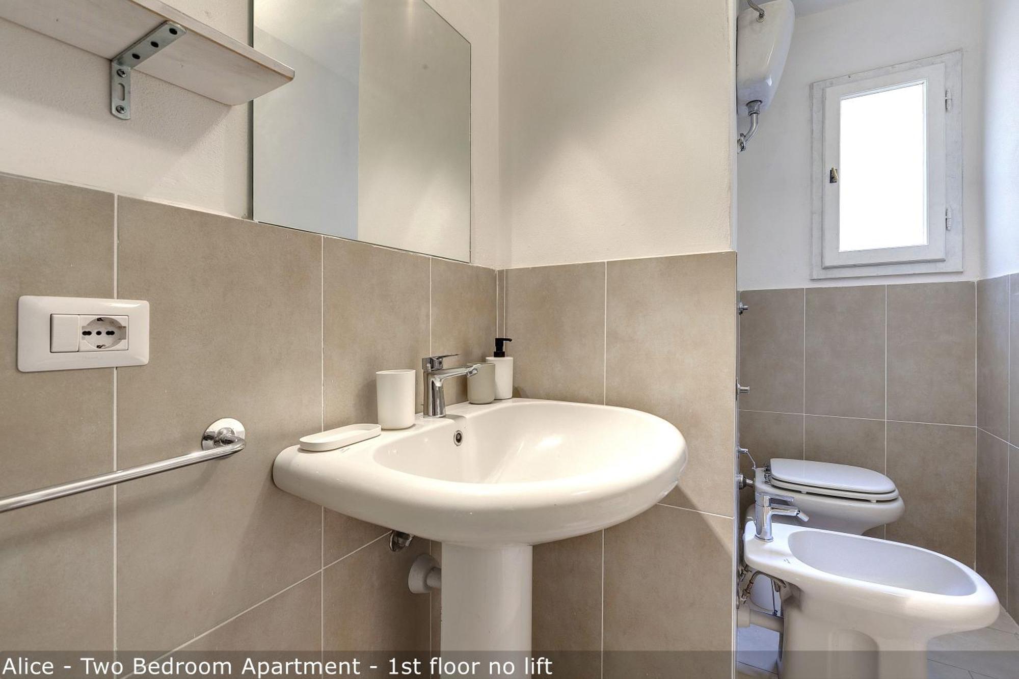 Alice & Ellen Apartments By Mamo Florence Bilik gambar